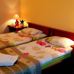 Mały pokój z łóżkiem king-size